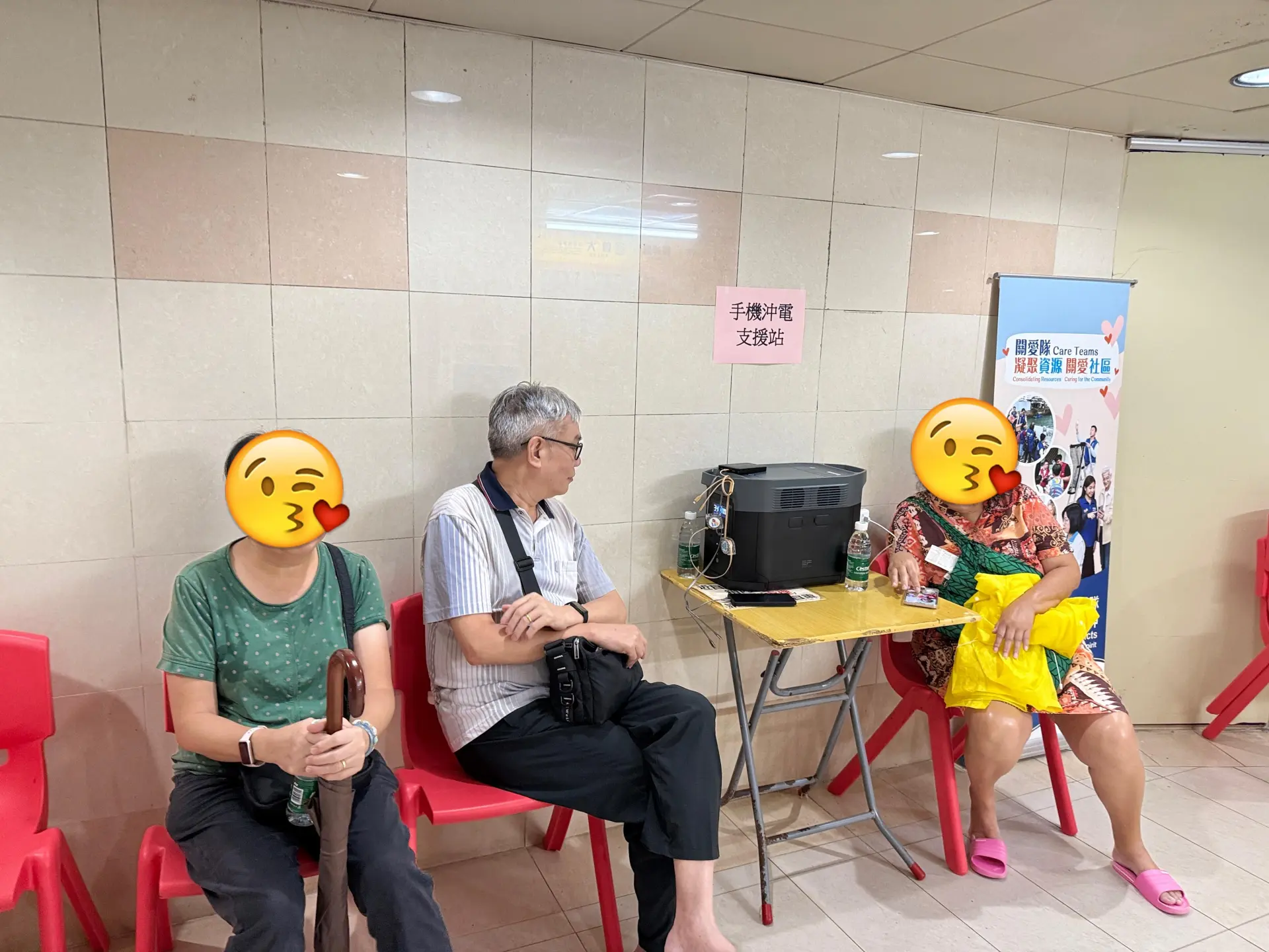 關愛隊義工與中華電力攜手，在辦事處門口架設手機充電站，為無電可用的住戶送去通訊的希望與心靈的慰藉。