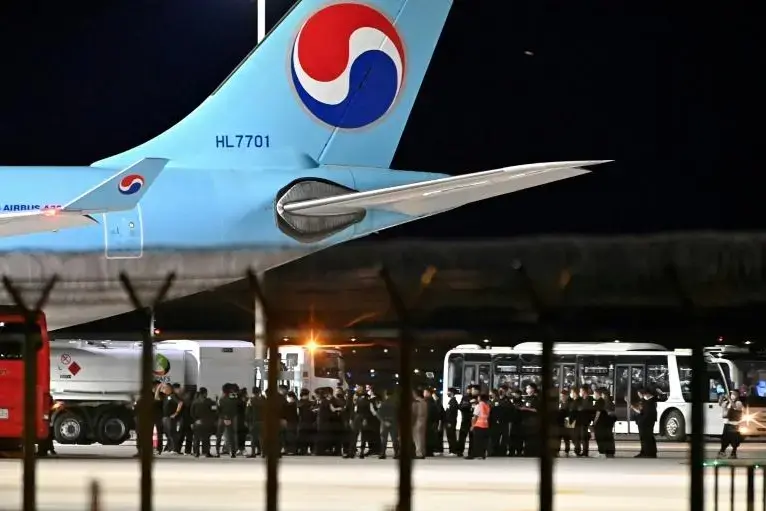 反電詐行動中拘捕 64 名涉案南韓人，全部已被送上飛機遣返韓國。 (韓聯社)