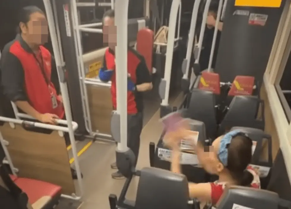 爭執升級期間，女乘客兩度雙手持手機，向車長方向大力揮舞襲擊，幸因距離稍遠未有擊中任何人，她更邊揮邊大喊威脅「你再嘈！唔使返工！」。(圖：視頻翻攝)
