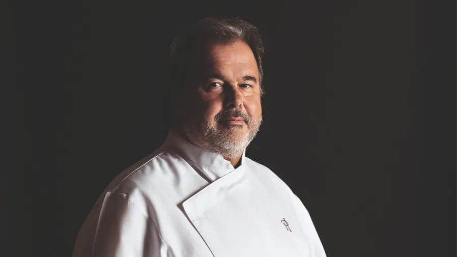 巧克力時鐘、水晶巧克力蛋？法國甜點大師用藝術創作狂攬 400 萬溫暖病童的封面圖片