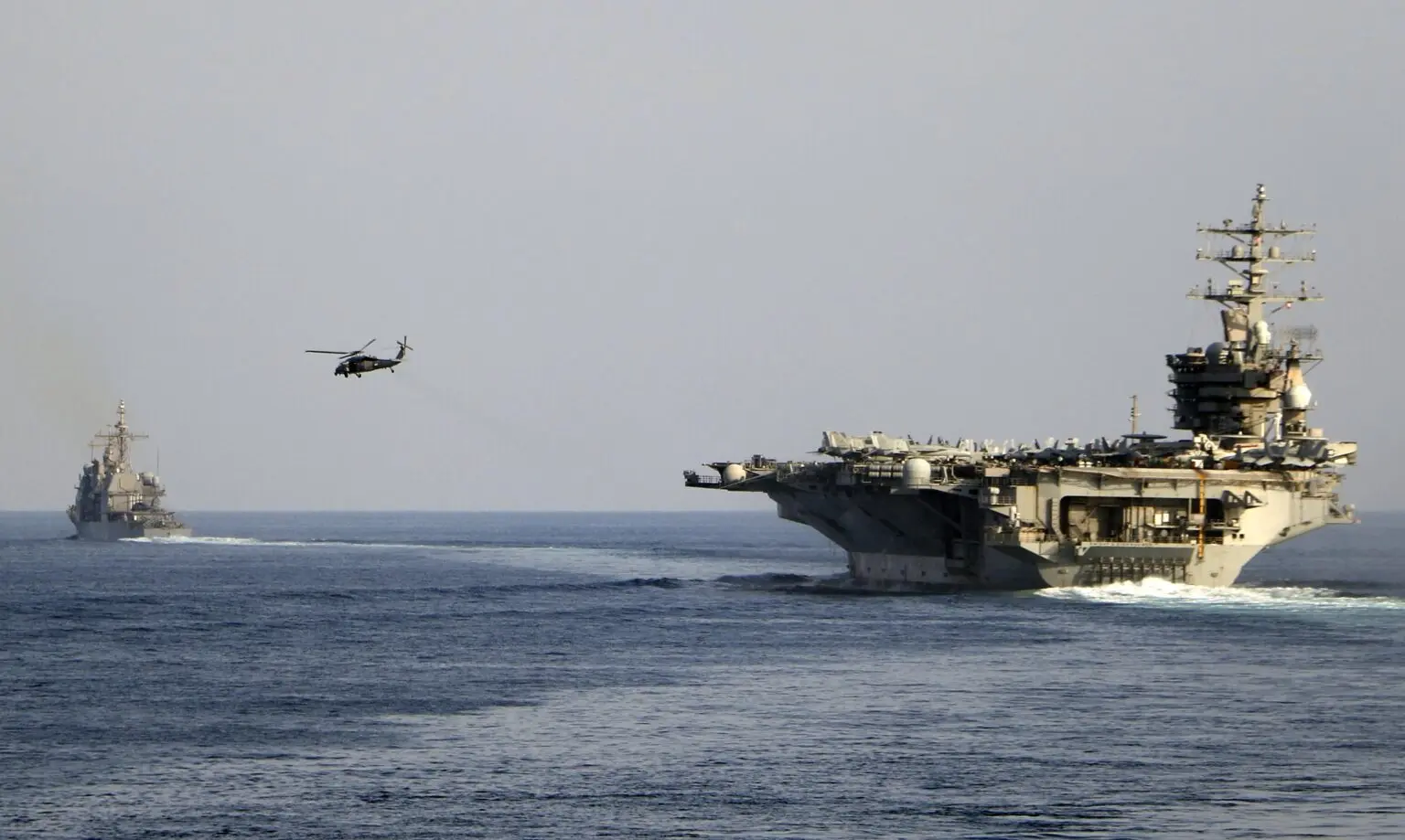 數艘美國海軍艦艇於週六穿越了霍爾木茲海峽，這是自美伊戰爭爆發以來的首次。新聞網站 Axios