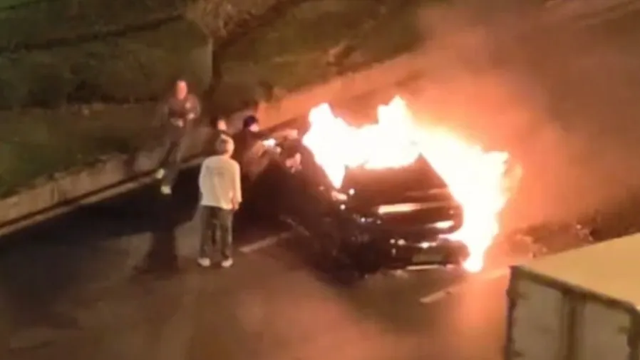 成都小米 SU7 車禍起火｜醉駕司機被困身亡 路人破窗仍難開門｜隱藏式門把手安全存疑？的封面圖片