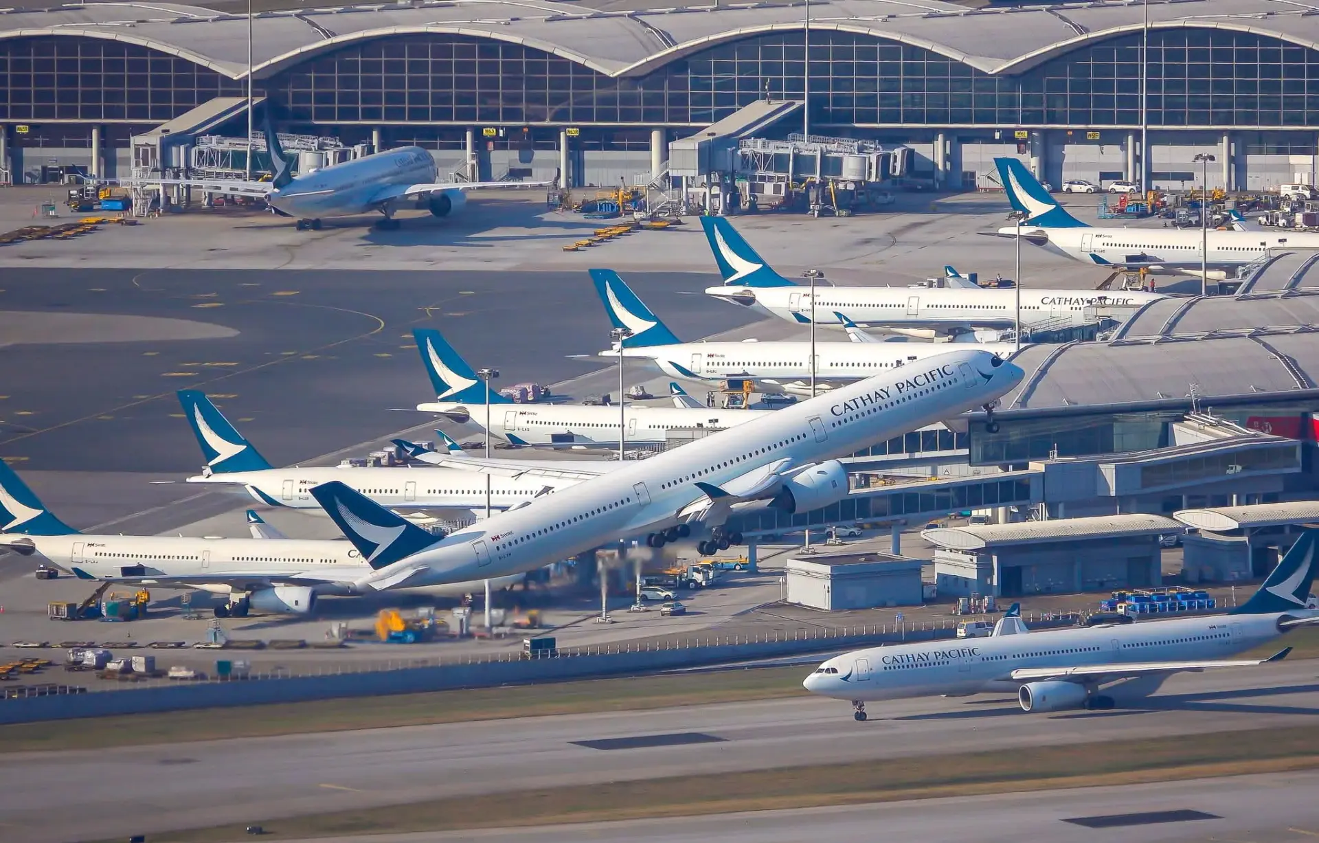 在2026至2030年間，香港國際機場的全球航點將由220個增至240個；每年會與10個或以上民航夥伴探索加強民航聯繫，其中至少四成屬共建「一帶一路」國家。(圖：國泰航空)
