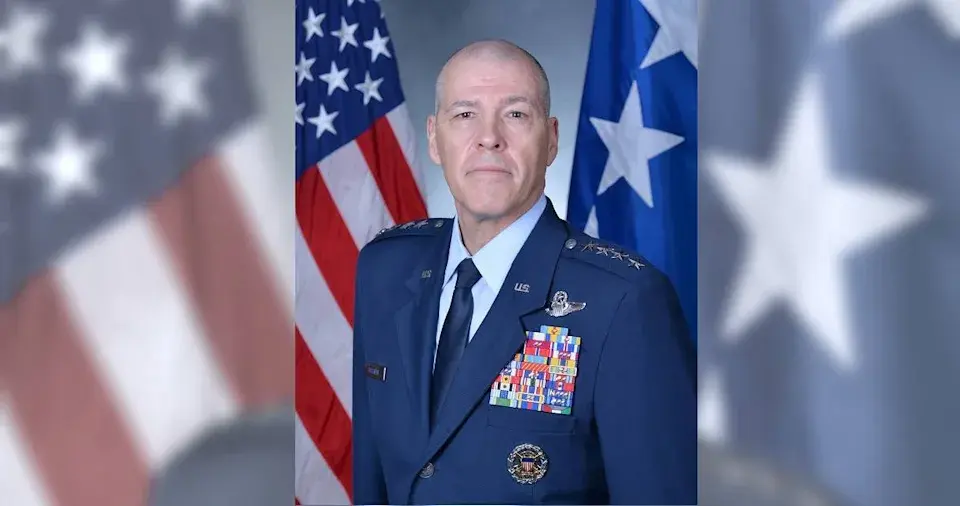 美國空軍全球打擊司令部（AFGSC）司令比西爾（Thomas A. Bussiere））。（翻攝自U.S. Air Force）
