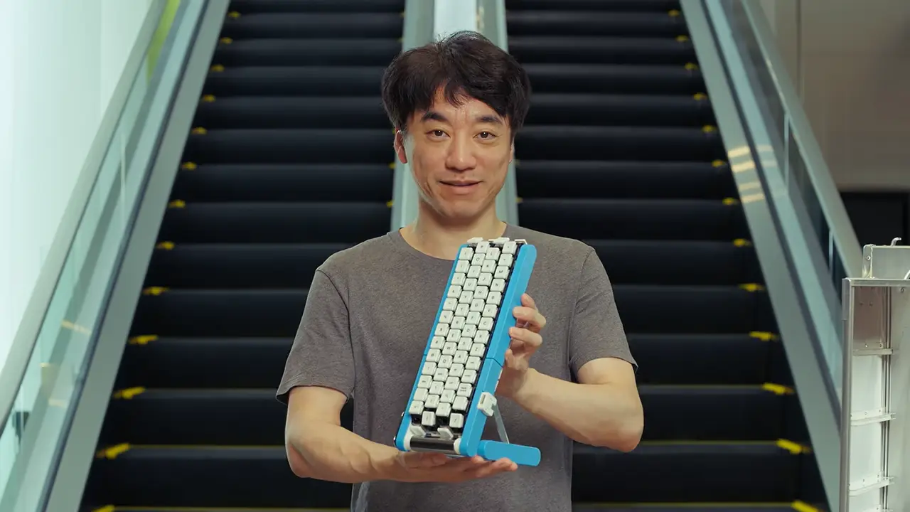 Google日本團隊推出Gboard迴轉壽司鍵盤（Gboard Conveyor Belt Version），按鍵會隨傳送帶移動到指尖。產品不販售實體版本，全套設計檔與程式碼已開源上架GitHub，供玩家DIY。（來源：Google Japan@YouTube）