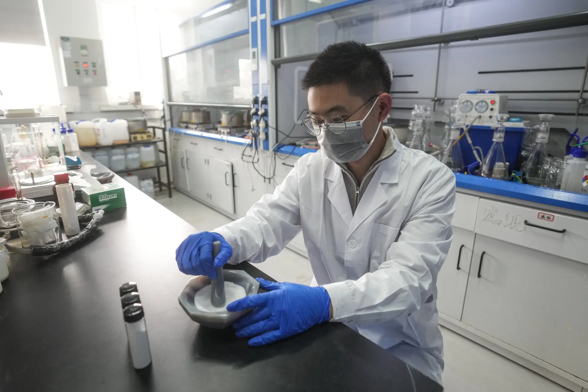 中國憑藉稀土資源的壟斷優勢，掌握了戰略籌碼，稀土是電動車、軍工與先進電子產品不可或缺的材料。 (圖：新華社)