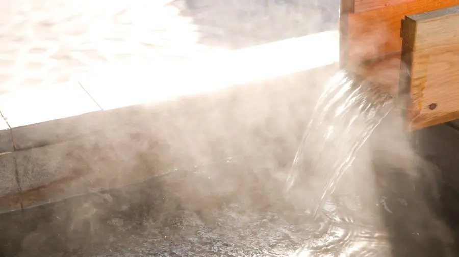 水溫過高可能會對身體造成不良影響，建議在攝氏40°C以下，最佳的水溫通常在36到38攝氏度之間。