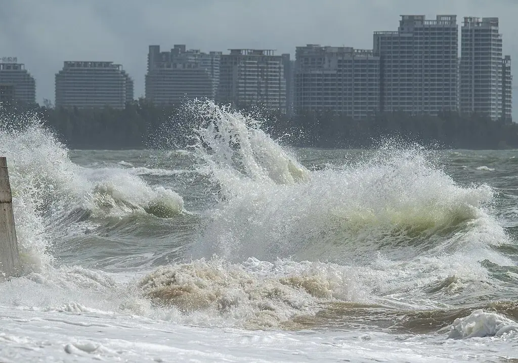 海南瓊海，台風「美莎克」臨近。(人民日報)