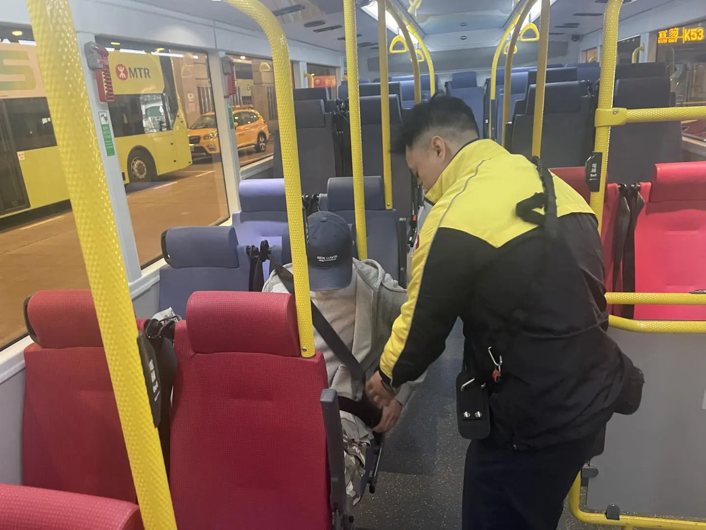 此外，運輸署與業界已加強宣傳，在巴士上增設廣播、於旅遊熱點派發單張，協助市民逐步建立佩戴習慣。這些安排正顯示政府並非盲目硬推，而是在法律底線之上，盡力兼顧人情與實際困難。(圖：運輸署 Agent T@FB)