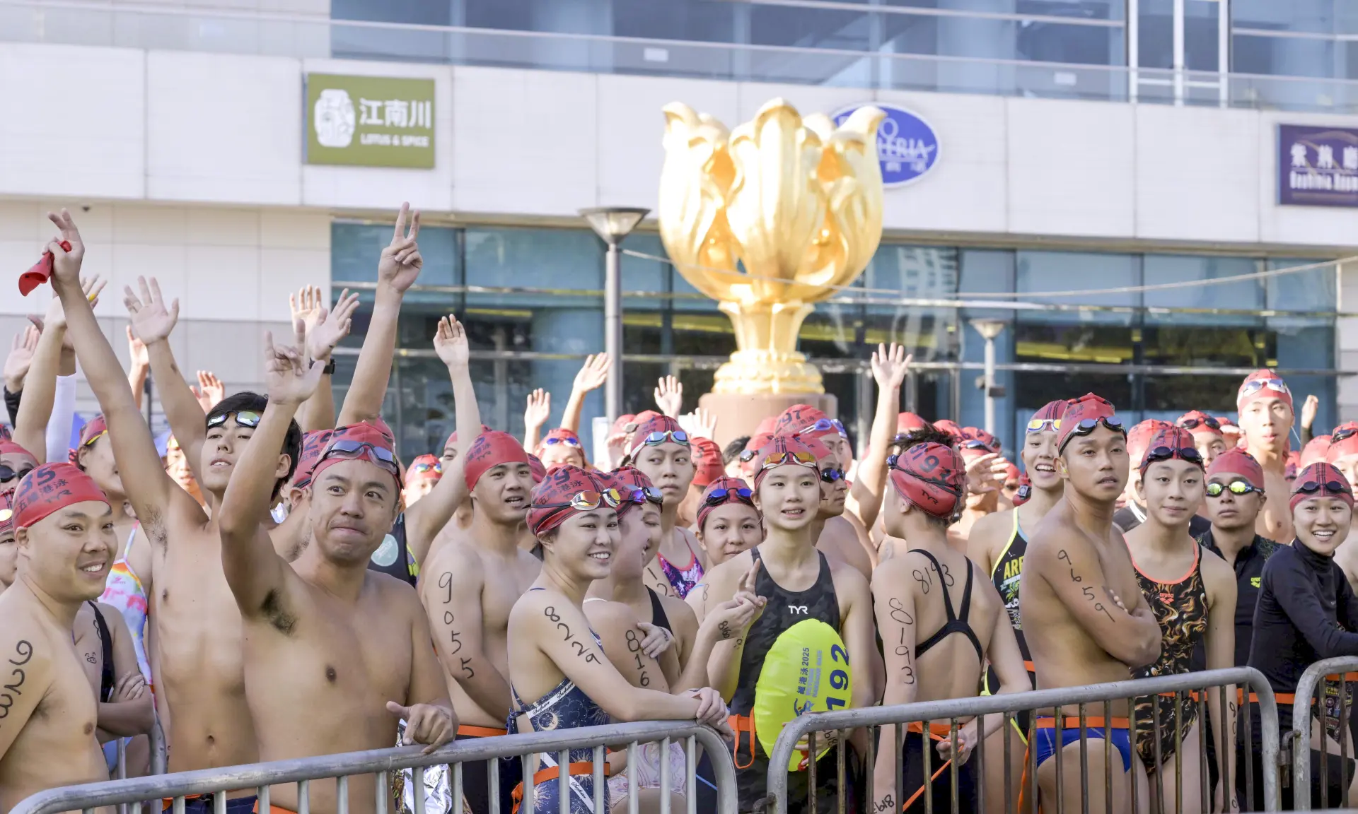 參賽隊伍中不乏內地泳手的身影。廣東省冬泳協會東莞分會組織了 14 人參加優悠組，隊員年齡覆蓋 18 至 60 歲，來自江門、東莞、廣州等地。協會會長鐘國華感慨，能在世界聞名的維港完成渡海挑戰十分難得，此次參與已引發不少人關注，已有多人計劃明年同行。(圖：新華社)