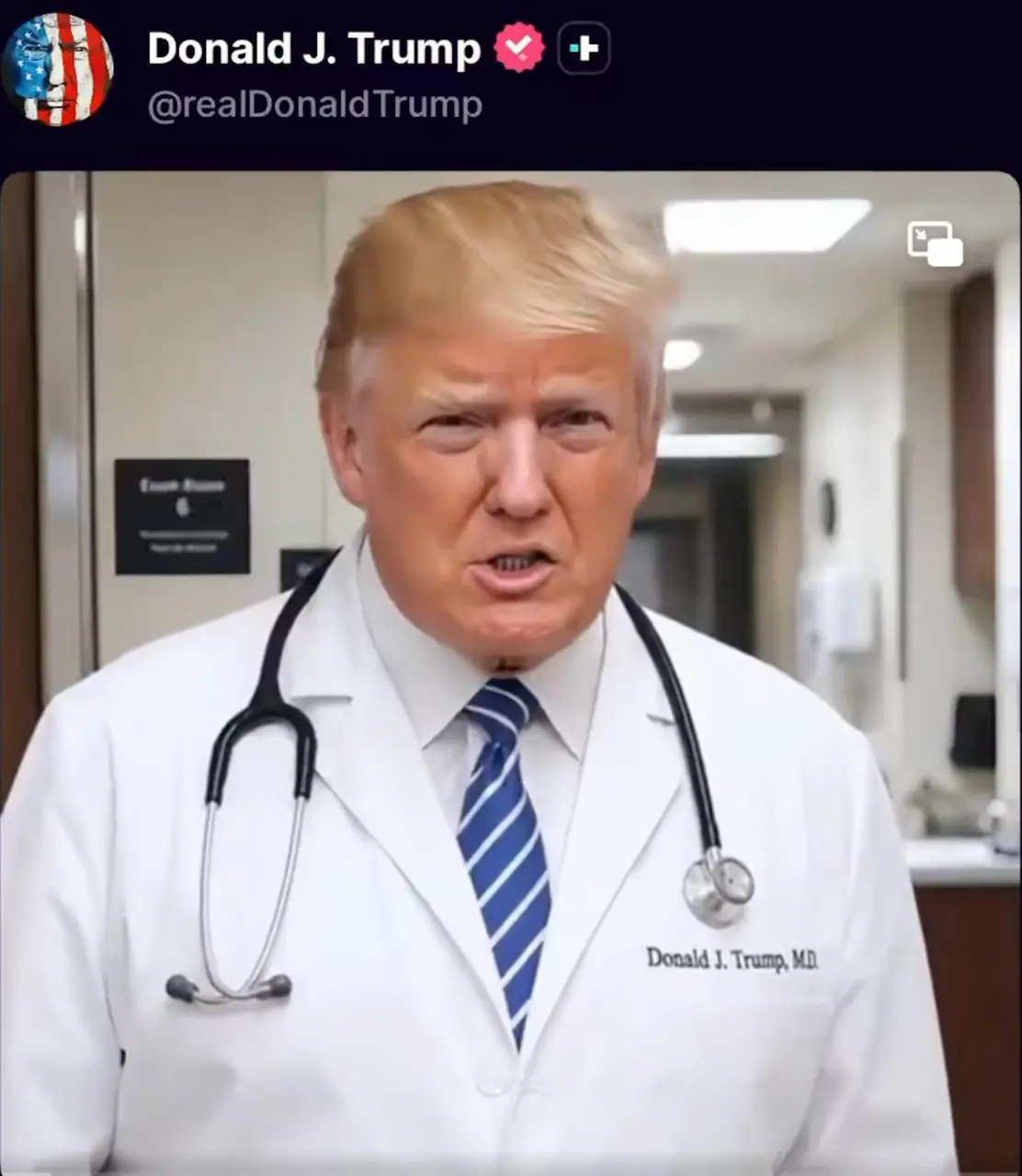 美國國慶前夕，特朗普（Donald Trump）於社交平台發布AI趣味影片，化身醫生聲稱可治療「特朗普精神錯亂癥」，點名茱莉亞羅拔絲等多位好萊塢影星，並公開獨特治病偏方引發熱議。（來源：RpsAgainstTrump@X）