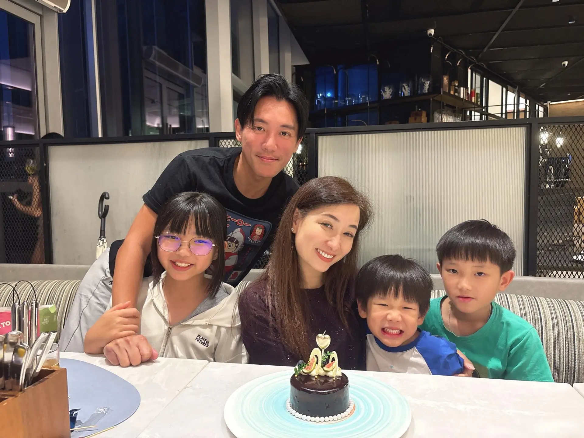二人相識相戀多年，婚後育有子女，家庭氛圍溫馨和睦。這次夫妻聯手闖內地直播市場，除了分享商品、教學英文，亦不時在鏡頭分享真實家庭相處日常。(圖：張頴康 麥雅緻@FB)