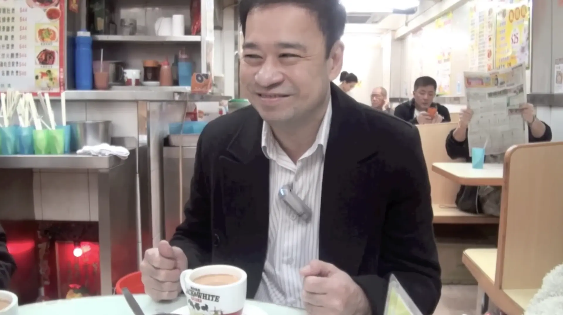 這位餐飲巨子的創業故事始於1989年的西灣河。當年，陳永安與集團現任執董袁志明等人合作，在當地開設了第一間「太興燒味」，以「新鮮出爐」為核心賣點，用一份份油光鋥亮的燒味打動街坊鄰里。(圖：視頻截圖)