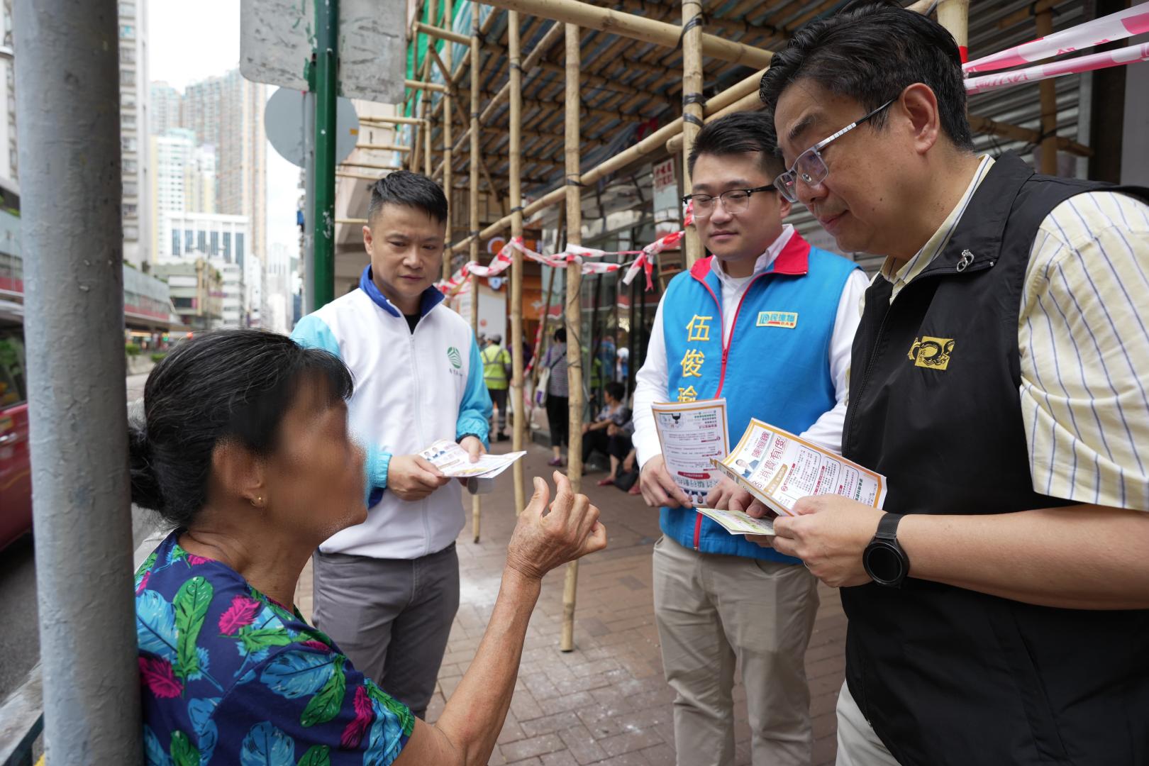 團隊在沙咀道街頭派發宣傳單張，向市民傳遞防詐信息。
