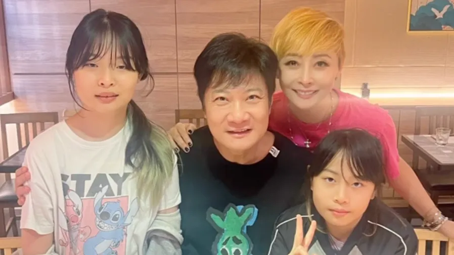 錢嘉樂父親節全家福曝光 13 歲大女錢凱晴氣質蛻變身高超越媽媽湯盈盈的封面圖片