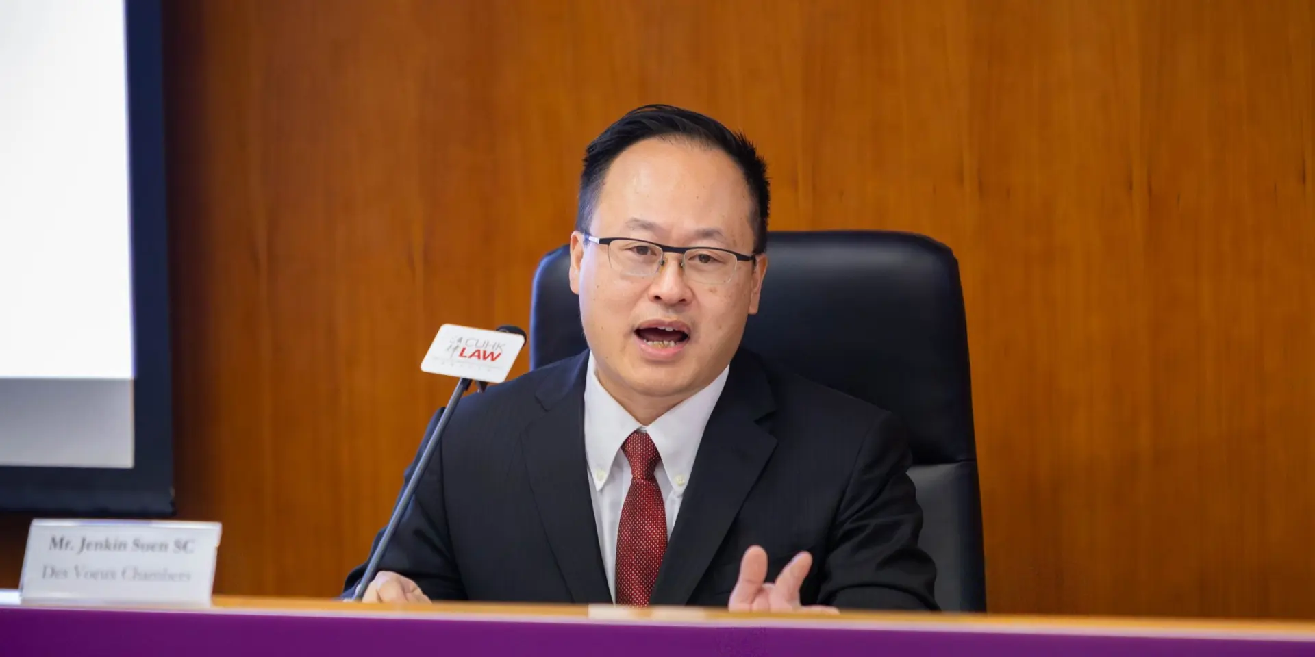  3月24日，代表特區政府的資深大律師孫靖乾在聽證會上作開場陳詞，當中有兩個重點，值得拿出來說清楚，平衡近期香港部分失焦的評論。(圖：香港大學) 
