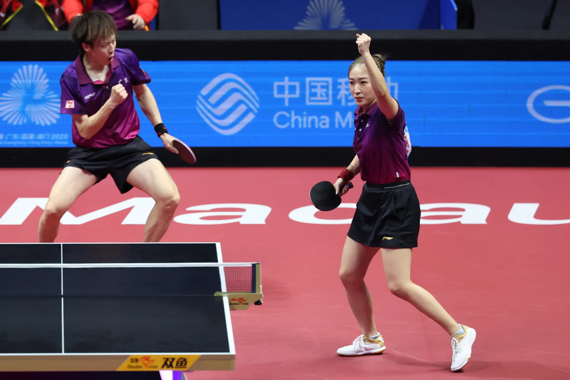 氣勢如虹的「林劉配」乘勝追擊，第 5 局在 5:5 平的節點上打出一波 5:0 的攻勢，最終仍以 11:8 逆轉領先，總比分 3:2 拿到冠軍點。(圖：新華社)