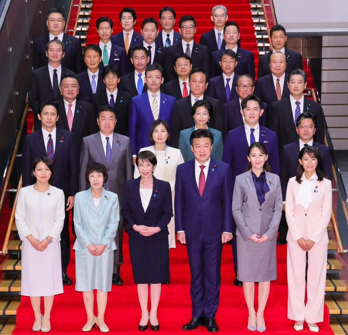 首相高市早苗於 10 月 22 日的臨時內閣會議上敲定新一批政務官人選,翌日首相官邸透過 Instagram 與 X 平台公布合照,其中 6 名女性政務官中,現年 44 歲的自民黨眾議員森下千里最受關注。(圖:網絡翻攝)