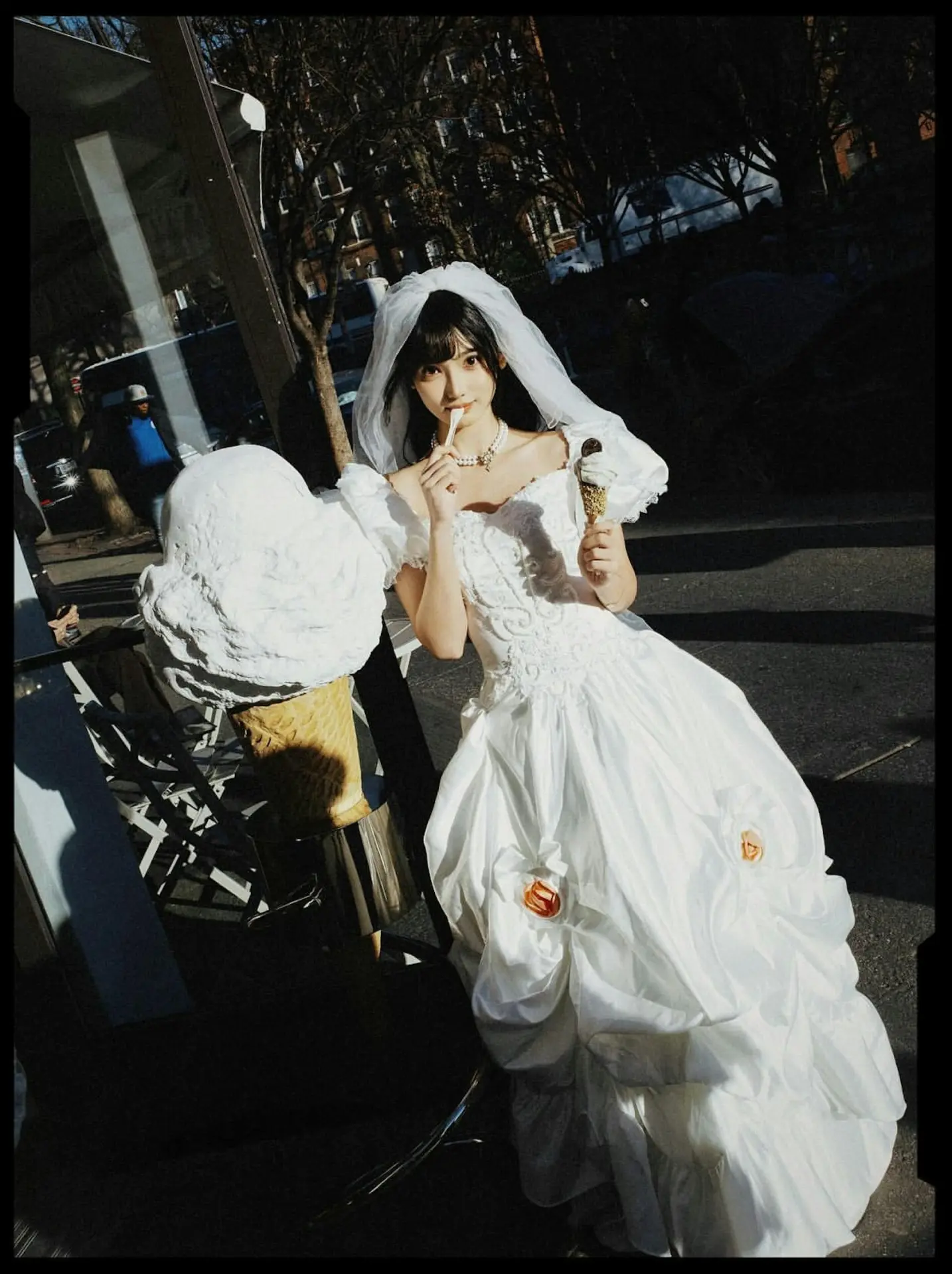 而七七的身份也隨之受到關注，公開資料顯示她是23歲的中國網紅，目前在美國就讀帕森設計學院，社交平台累積不少粉絲，其個人形象與背景也逐漸被大眾熟知。(圖片：annalisaqiqi@IG)