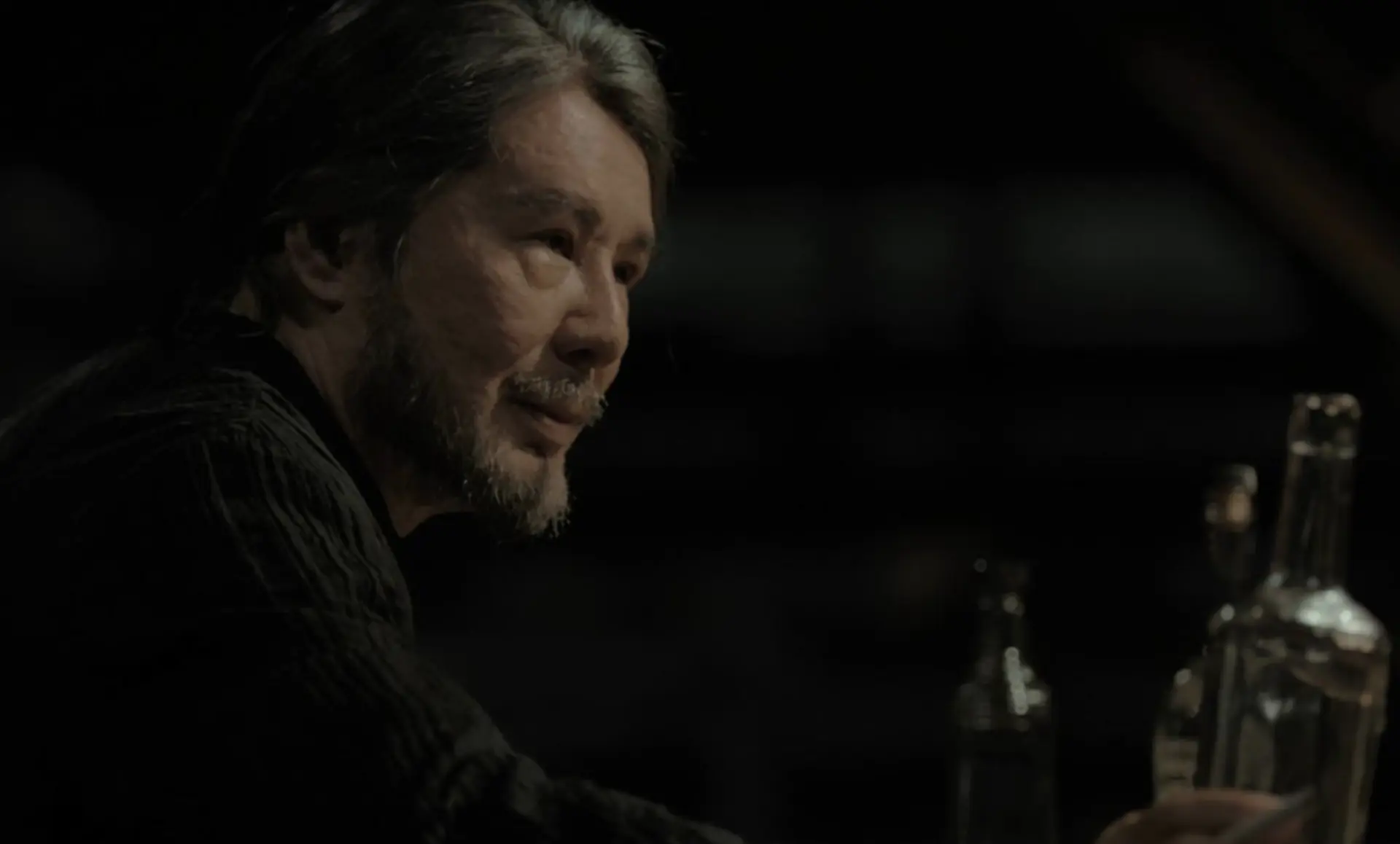 近年甘國亮鮮少公開露面，最近期演出是在今年上映的電影《風林火山》中，飾演周旋於黑白兩道的接頭人「巨肺」，憑藉出色表現獲觀眾讚賞。(圖：《風林火山》截圖)