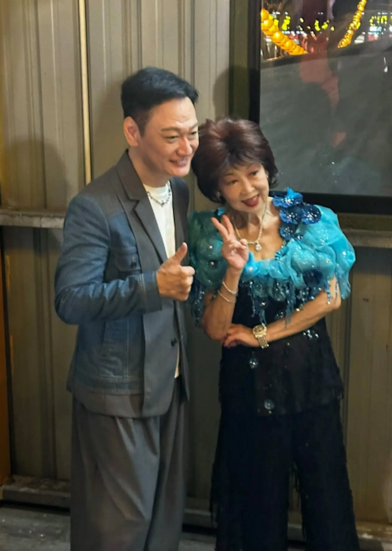 72 歲資深藝人朱咪咪近日遠赴馬來西亞關丹參與商演，並與前 TVB 藝人陶大宇驚喜同台，兩人登場即炒熱全場氣氛，現場大批粉絲湧到台前拍攝，反應相當熱烈。(圖：toonzher@小紅書)