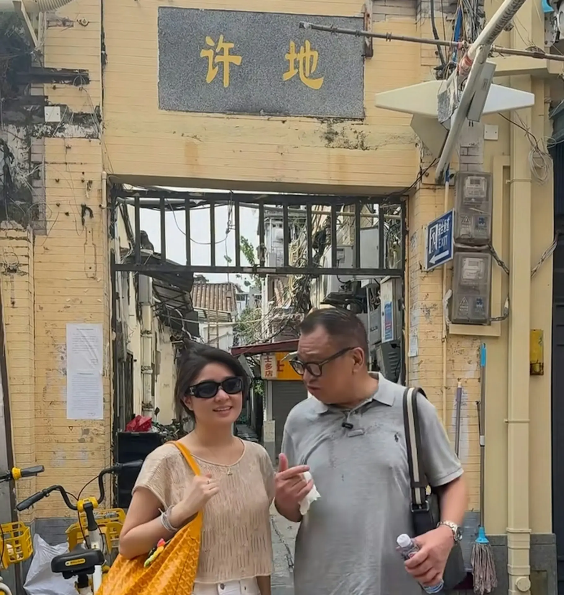 事實上,許紹雄的健康隱憂早有端倪。今年 6 月,他帶女兒回廣州祖居「許地」打卡時,已被網民發現行平路頻頻喘氣,當時便引發對其身體狀況的擔心。(圖:網絡翻攝)