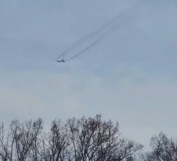 美國聯合航空一架波音777-200型客機13日自華府飛往東京，起飛後不久因引擎異常緊急返航。過程中，民眾拍下班機在空中釋放燃料的畫面。圖/截自@Turbinetraveler在X的影音