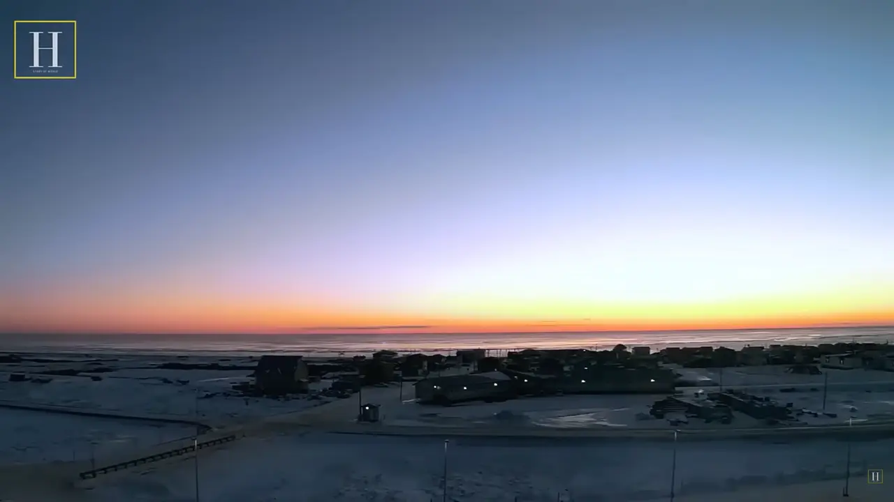 美國最北端的阿拉斯加州烏特恰維克（Utqiagvik）小鎮剛送走今年最後一次日出，正式踏入長達64天的極夜時光，要到2026年1月26日下午1時23分，才能再次擁抱陽光。（視頻截圖來源： HUMAN DOCUMENTARY@YouTube）