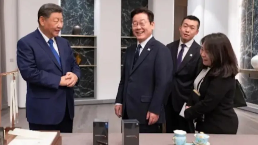 習近平送小米手機 李在明問通訊保安 習近平神回「你看看有沒有後門」引全場大笑的封面圖片