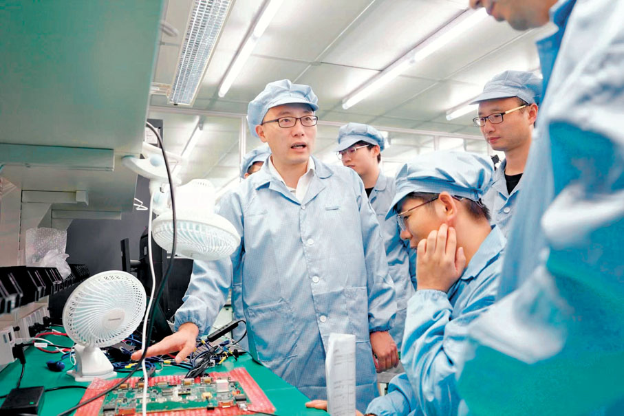 之江實驗室計算星座科研任務總體部技術總師李超及其團隊在科研一線。(國星宇航)