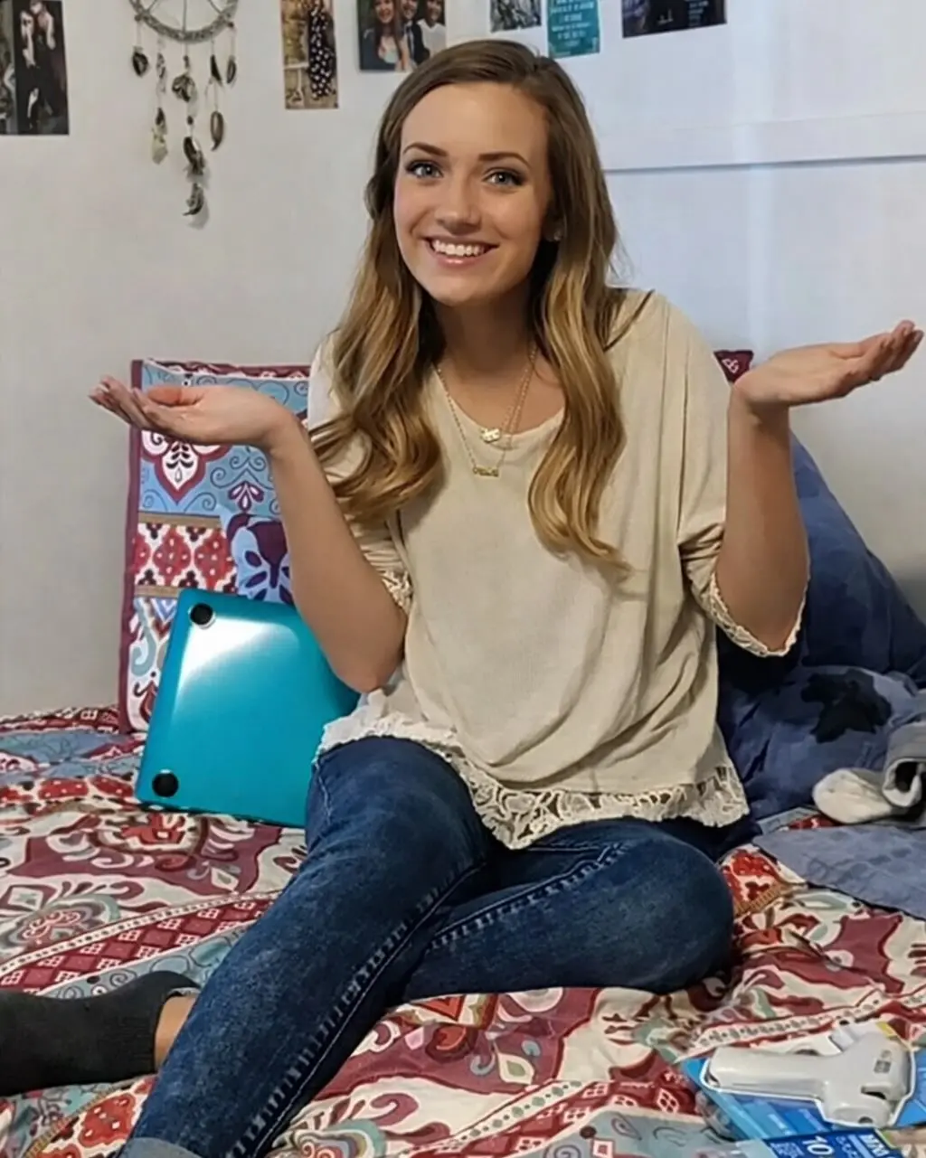 調查顯示，兩人的對話極為親密露骨，男學生曾傳訊給麥肯娜寫道「媽咪，很高興我能滿足你」，麥肯娜則回應稱，自己使用情趣用品時會想起對方。此外，麥肯娜還曾主動向男學生發送「我想你來我的房間」「我真的很喜歡被你觸摸」等言詞。(圖：網絡截圖)