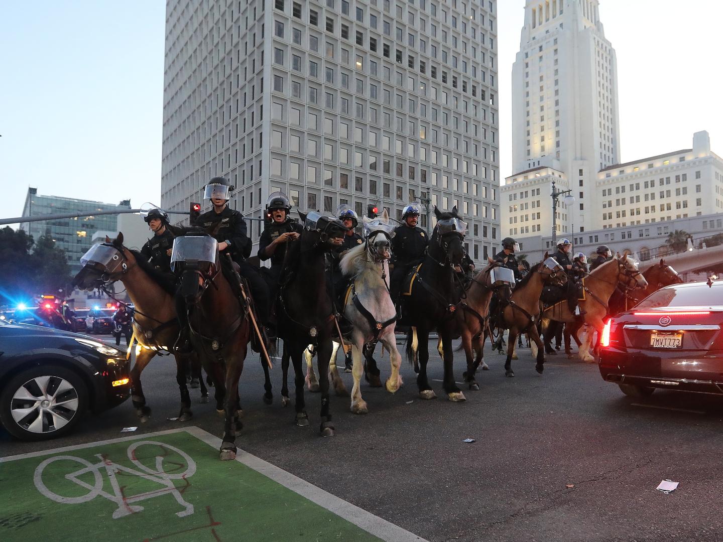 6月10日，在美國加利福尼亞州洛杉磯市中心，騎警在宵禁生效後試圖驅散街上的人群。(新華社)