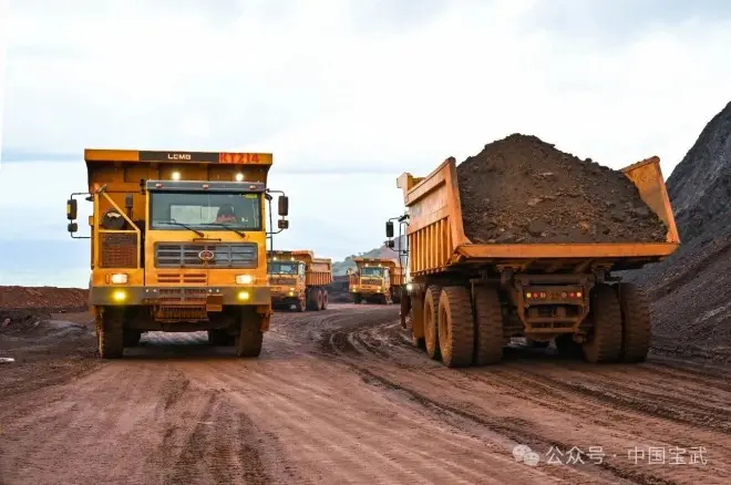 西芒杜鐵礦上月正式啓用全新鐵路，礦石預計年底前運抵中國鋼鐵廠。（微信公眾號「中國寶武」）