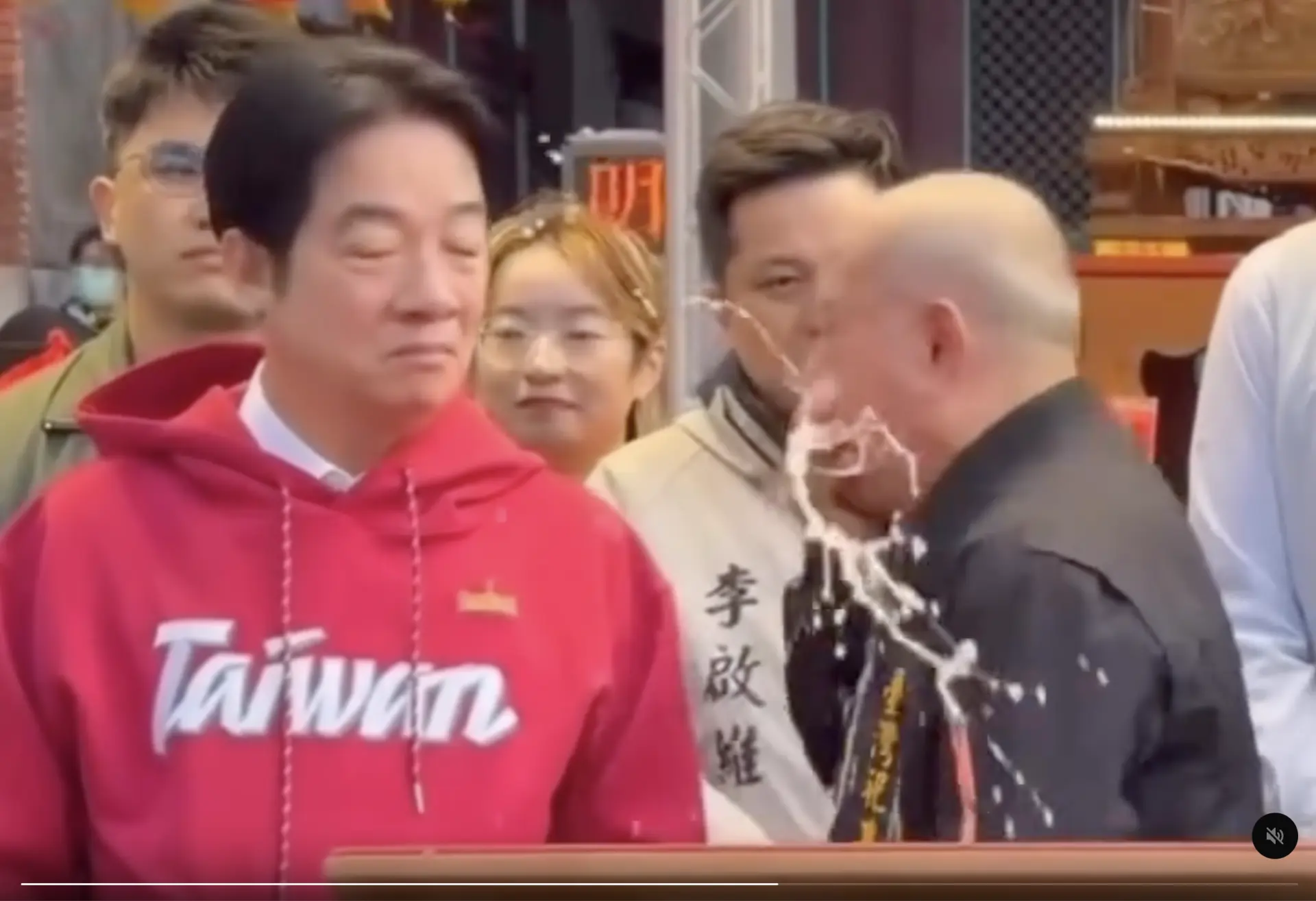 面對突發狀況，賴清德隨即化身「賴醫師」，第一時間快步上前關心主委的狀況，並在現場指揮醫護人員對患者進行初步救護。(圖：lovecatgym@threads)