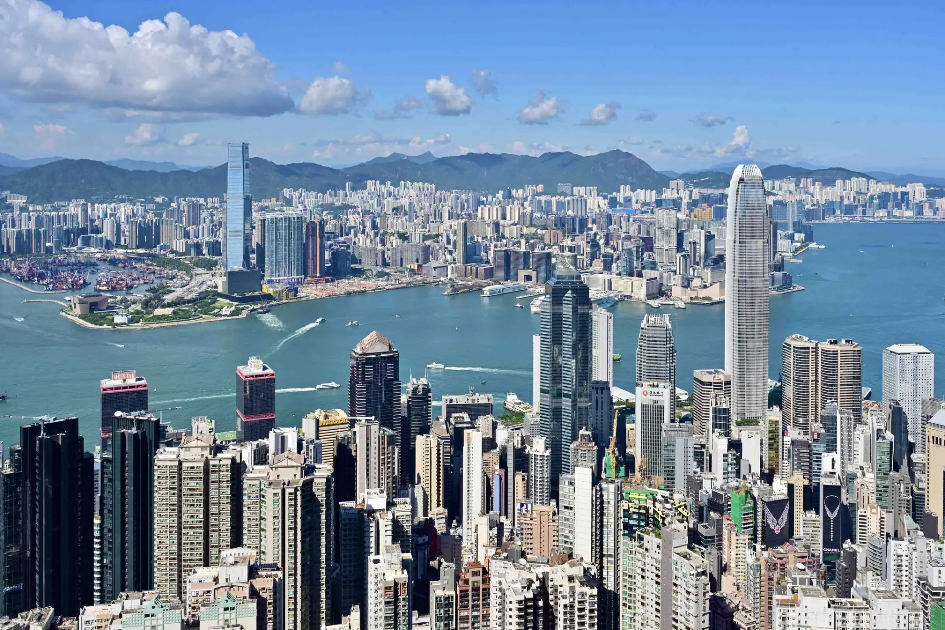 長期以來，香港奉行「積極不幹預」的施政哲學，政府角色多以提供服務及維持公義為主。然而，面對當今地緣政治覆雜多變、全球區域競爭日趨白熱化，以及內部經濟結構轉型的迫切需求，傳統的治理模式已難以駕馭瞬息萬變的局勢。(圖：政府新聞網@FB)