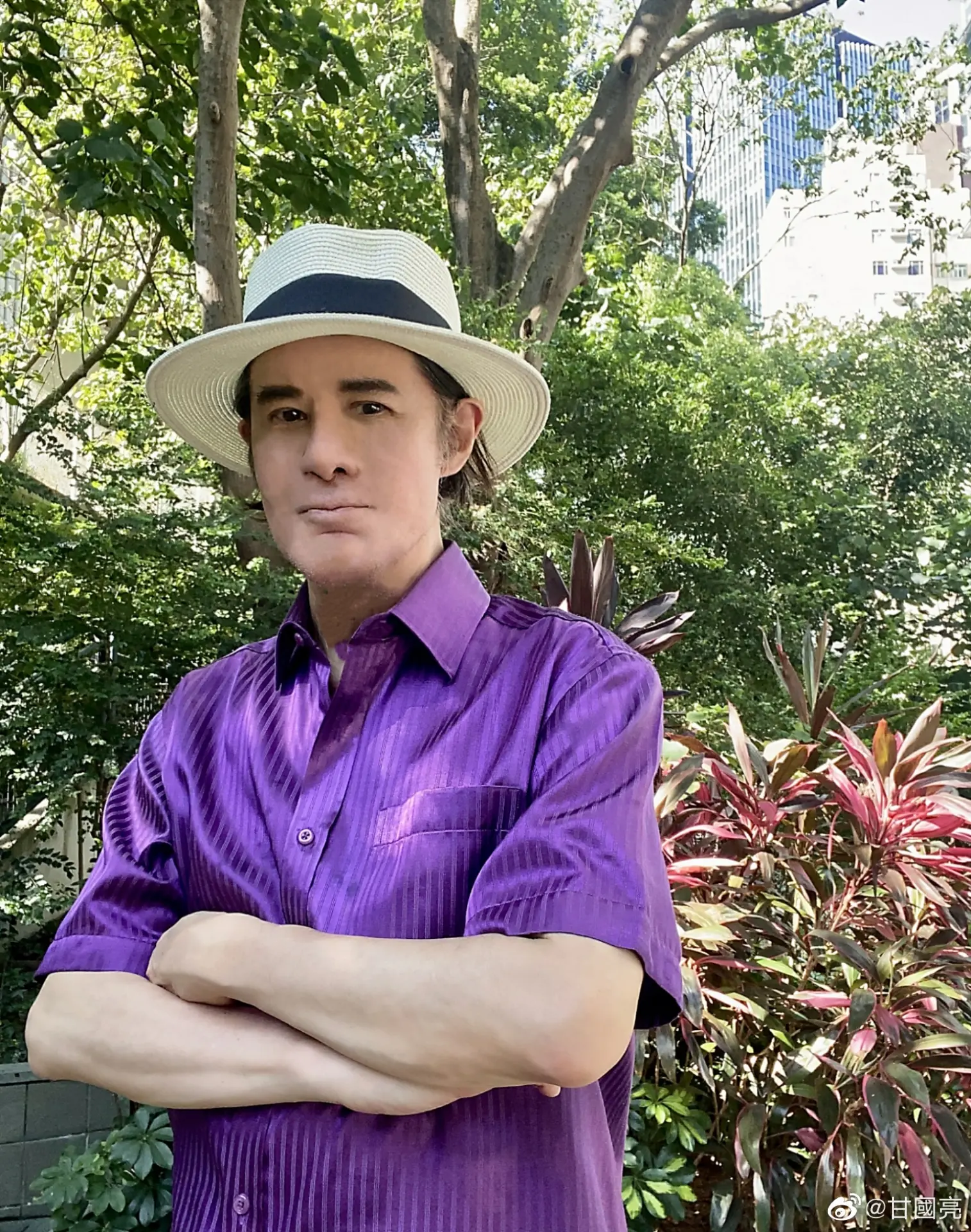 2025 年 11 月 4 日，港媒獨家消息指，75 歲資深影視製作人甘國亮疑患上失智症，近日被警員帶往將軍澳警署後轉送醫院治療，其健康狀況引發圈內關注。​(圖：甘國亮@微博)