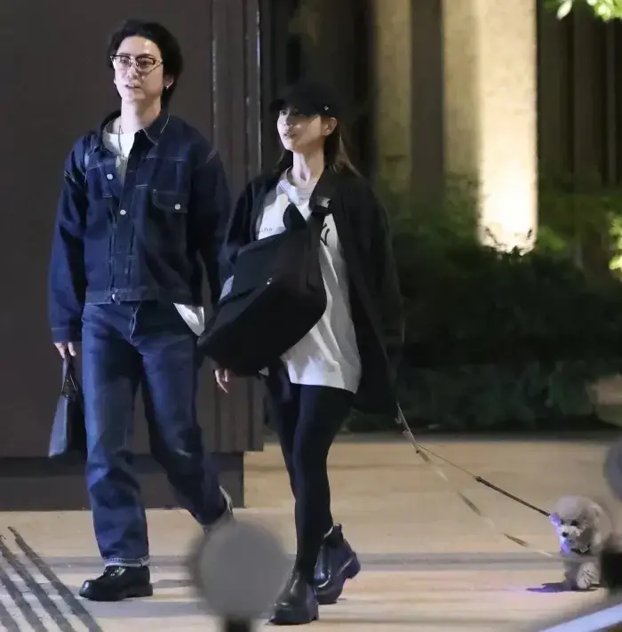 日媒《FRIDAY》拍到龜梨和也與田中美奈實深夜牽手約會，兩人罕見同框。龜梨和也身上一套古著丹寧外套與牛仔褲總價3080萬日幣，天價穿搭引爆網路熱議。（截圖來源：FRIDAY）