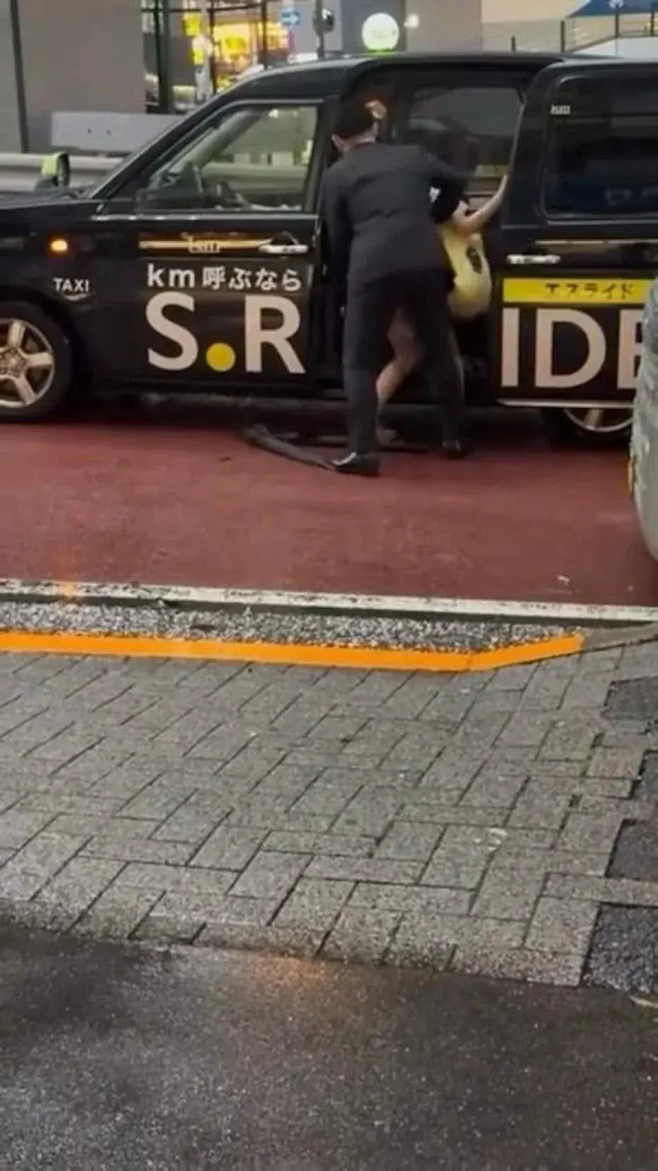 東京澀谷街頭爆出驚人畫面，一名女子遭男子暴力拉扯、揮拳毆打，被強行塞入計程車帶走，司機全程無視。目擊者報警未獲重視，影片瘋傳後網友熱議，事件真實始末仍存爭議。（來源：Threads）