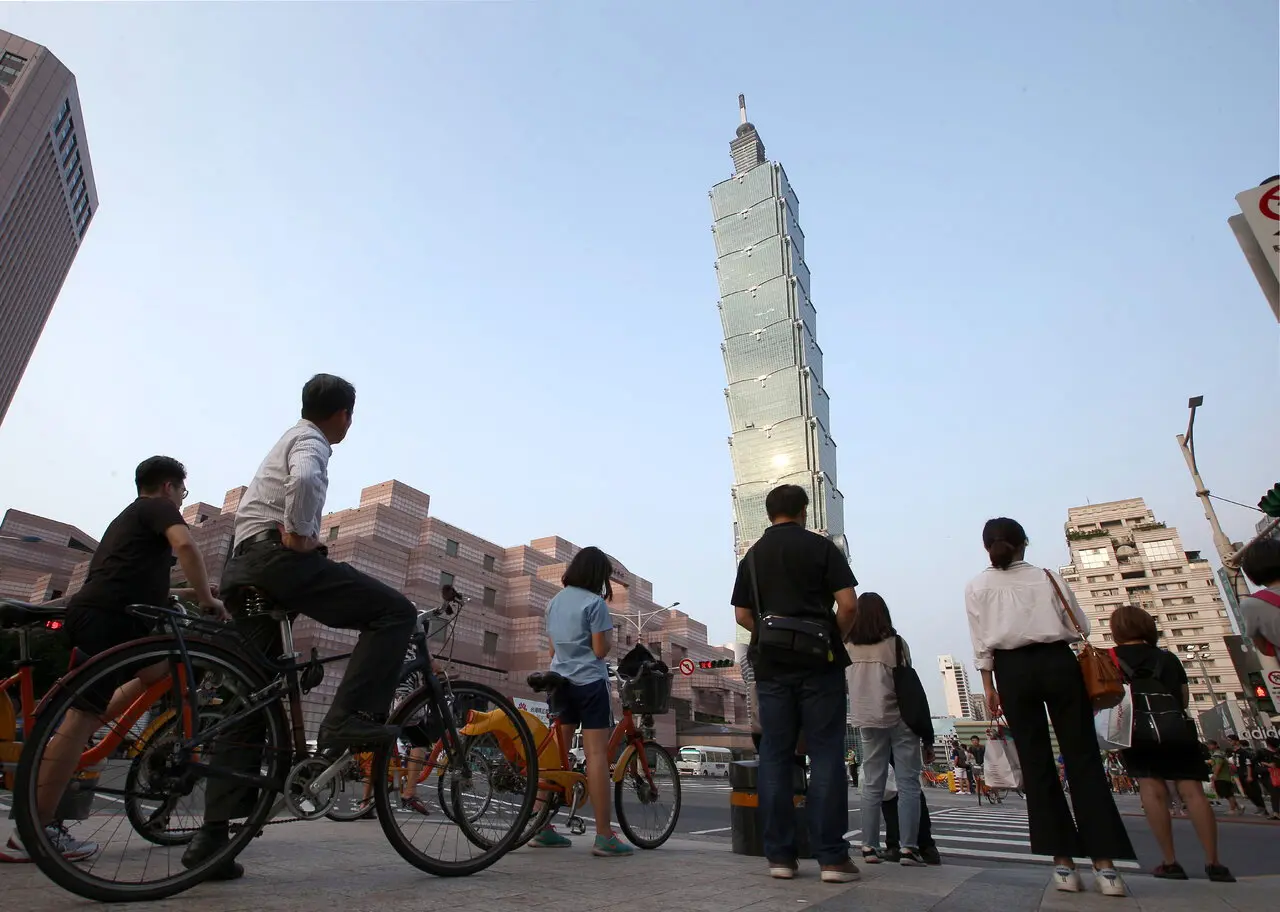 民主的得來不易，並非某一個政黨的單獨功勞，而是不同世代的改革者、社會運動參與者、政治人物與普通人民共同推動的結果。(圖：網絡截圖)