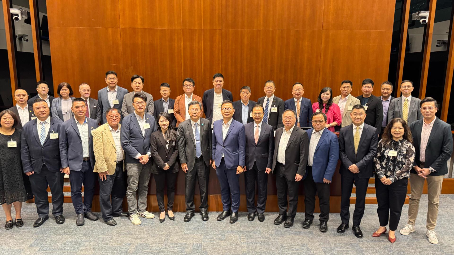 荃灣區區議員與立法會議員舉行會議