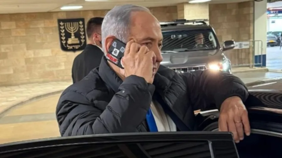 怕被窺探？以色列總理手機鏡頭貼滿膠帶，伊朗媒體笑瘋的封面圖片