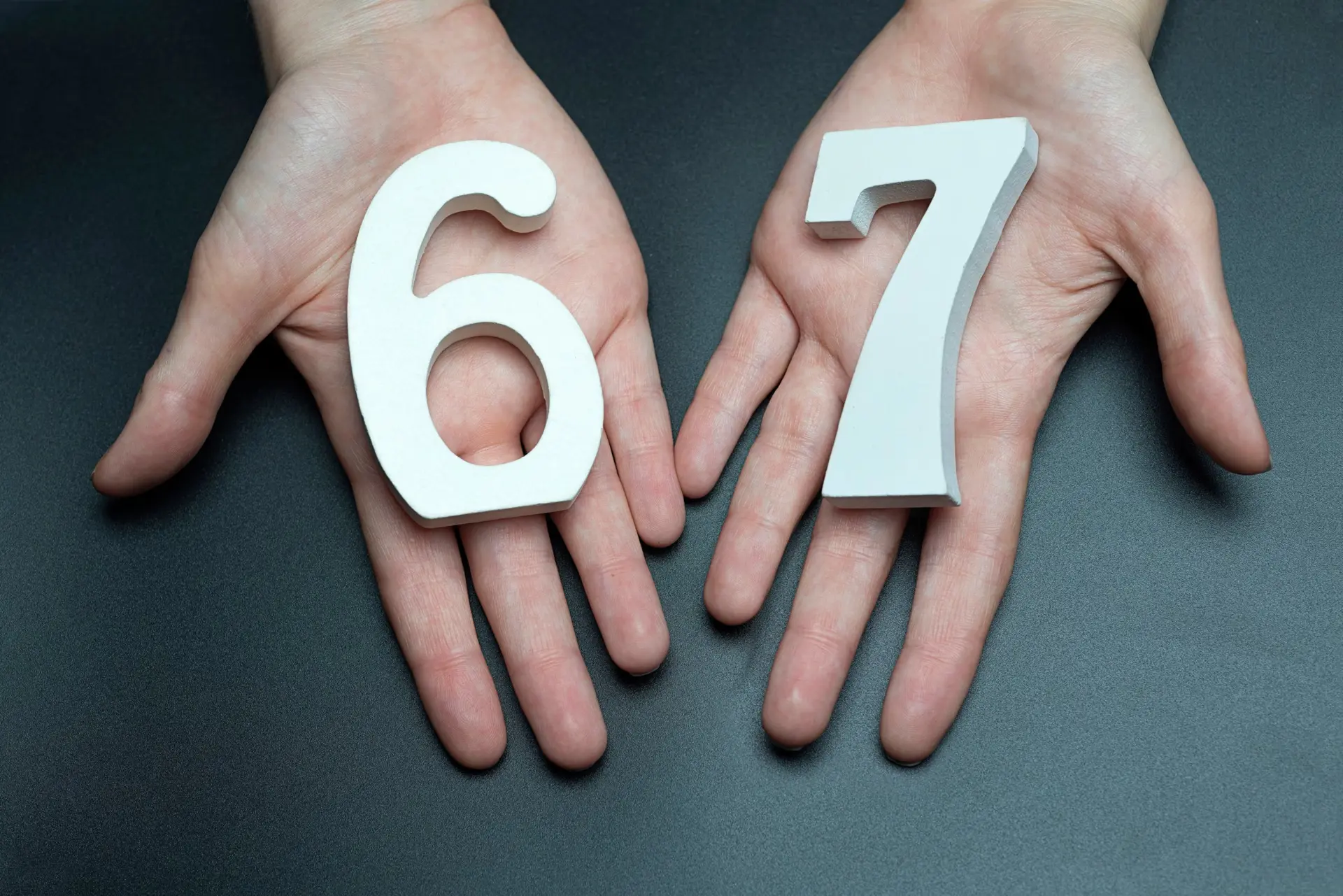 Dictionary.com指出，「67」的爆紅恰好反映了年輕世代的溝通方式 —— 不需要深層意義，只要能帶來快樂、完成群體認同就足夠。在充滿壓力的環境中，這種無腦樂趣成為一種解藥，既不會冒犯他人，又能輕鬆製造互動。(圖：網絡截圖)