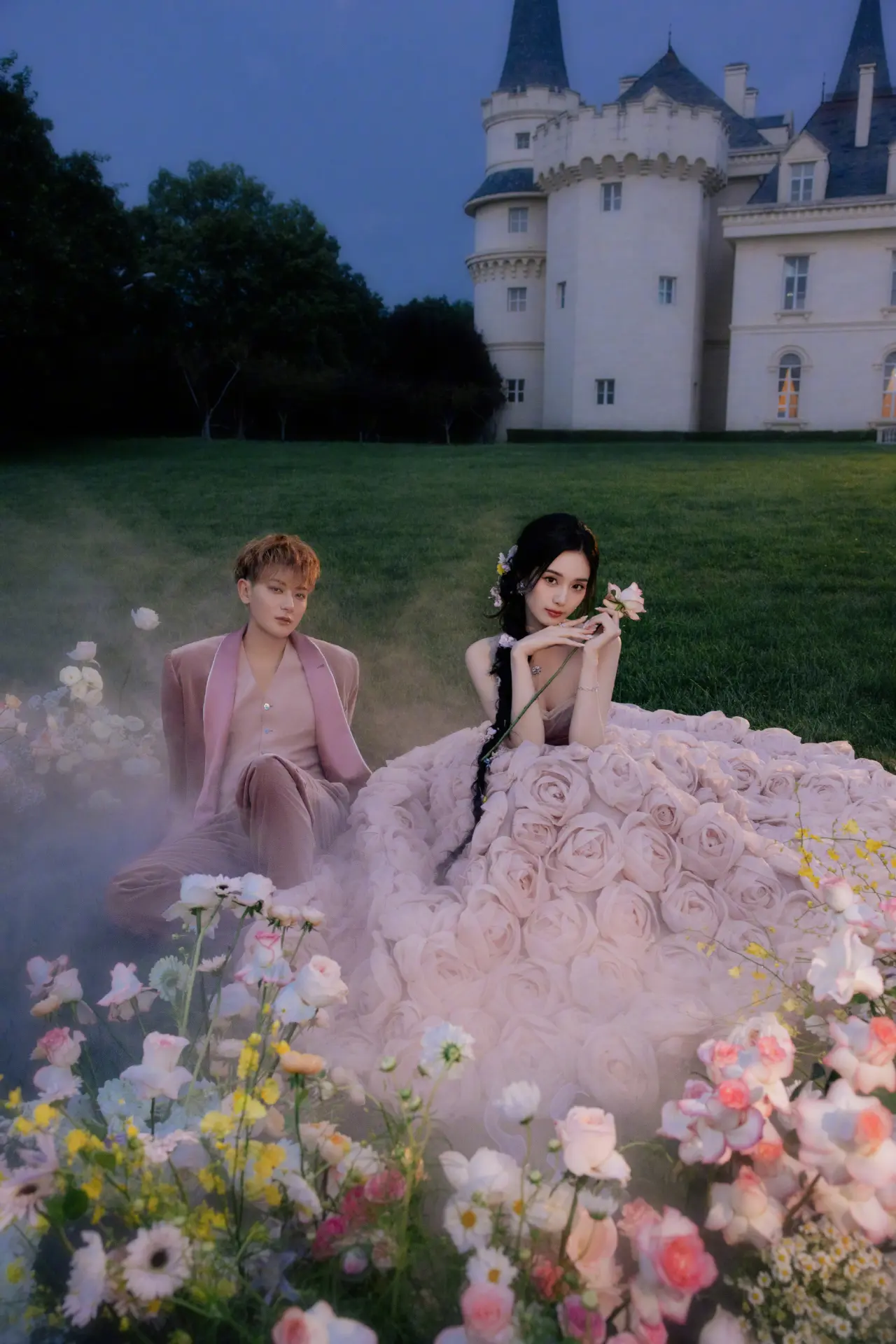 內地男星黃子韜與旗下女星徐藝洋在社交平台同步晒出婚紗照，並甜蜜標記對方，為即將到來的婚禮預熱。(片：ACE-YOUNGKINGYOUNGBOSS@微博)