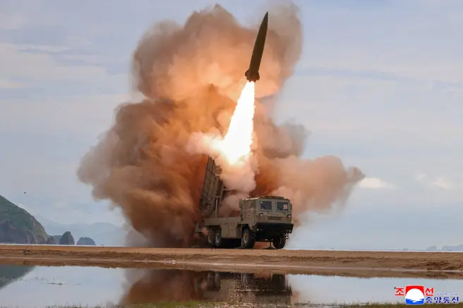 北韓今年6月25日砲彈試射畫面。（朝中社）