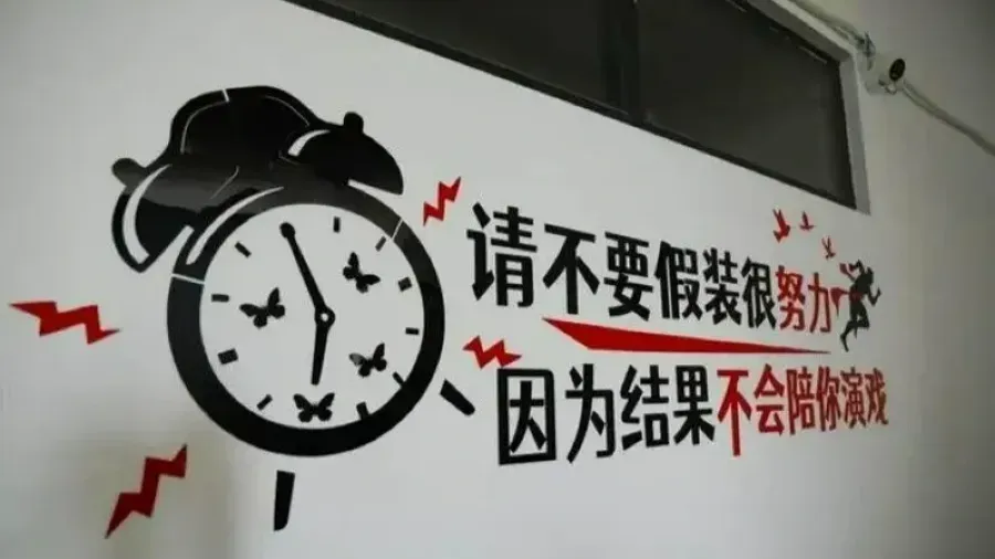 柬埔寨8號電詐園區內部曝光！120公頃城中城可容2萬人 牆掛中文毒雞湯標語的封面圖片