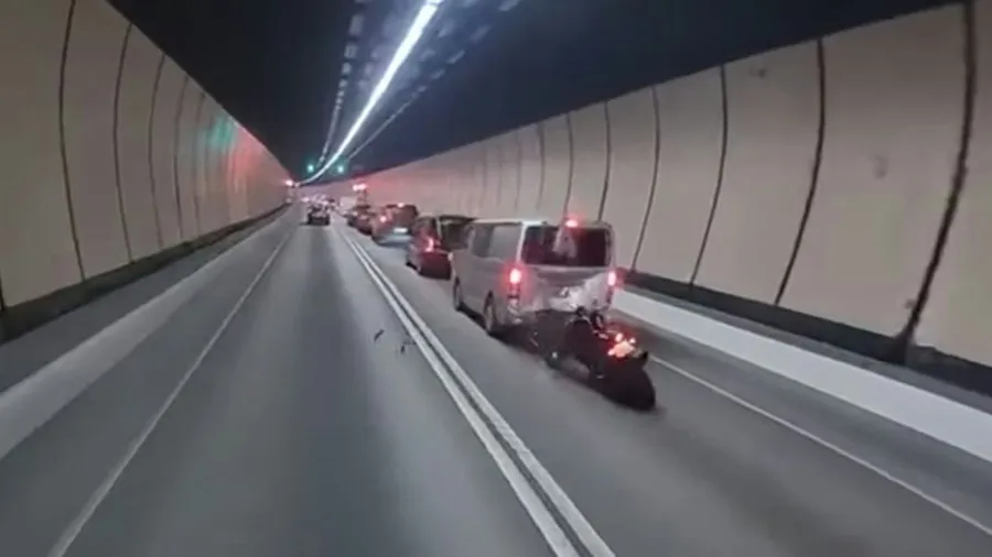 車Cam直擊大老山隧道意外 電單車高速撞客貨車司機墮入車廂的封面圖片