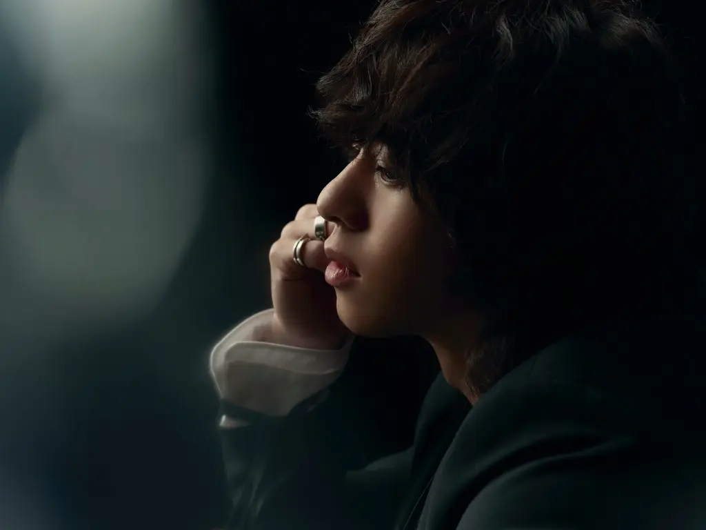 早前網民已發現環球官網悄悄移除曾比特的藝人資料，而他更以全新縮水版爆炸頭造型現身楊受成紅寶石婚晚宴，與過去招牌式的大爆炸頭截然不同，被網民驚呼撞樣日系男神木村拓哉。(圖：Mike 曾比特@FB)​