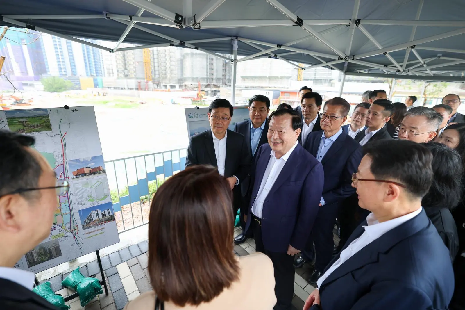 中央港澳工作辦公室主任、國務院港澳事務辦公室主任夏寶龍（前排左二）今日（六月十六日）在行政長官李家超（前排左一）陪同下，到訪古洞北新發展區。（政府新聞處）