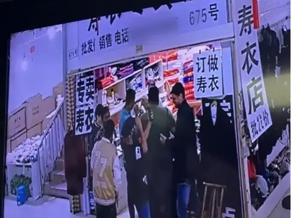 中國江蘇揚中一壽衣店店主耿女士，因路人拍攝的不實視頻陷入「老外買壽衣」爭議，慘遭大量電話辱罵與網暴。事實上外國遊客僅購買四頂日常帽子，拍攝者已刪帖道歉，真相曝光後引人深思。（來源：網絡）