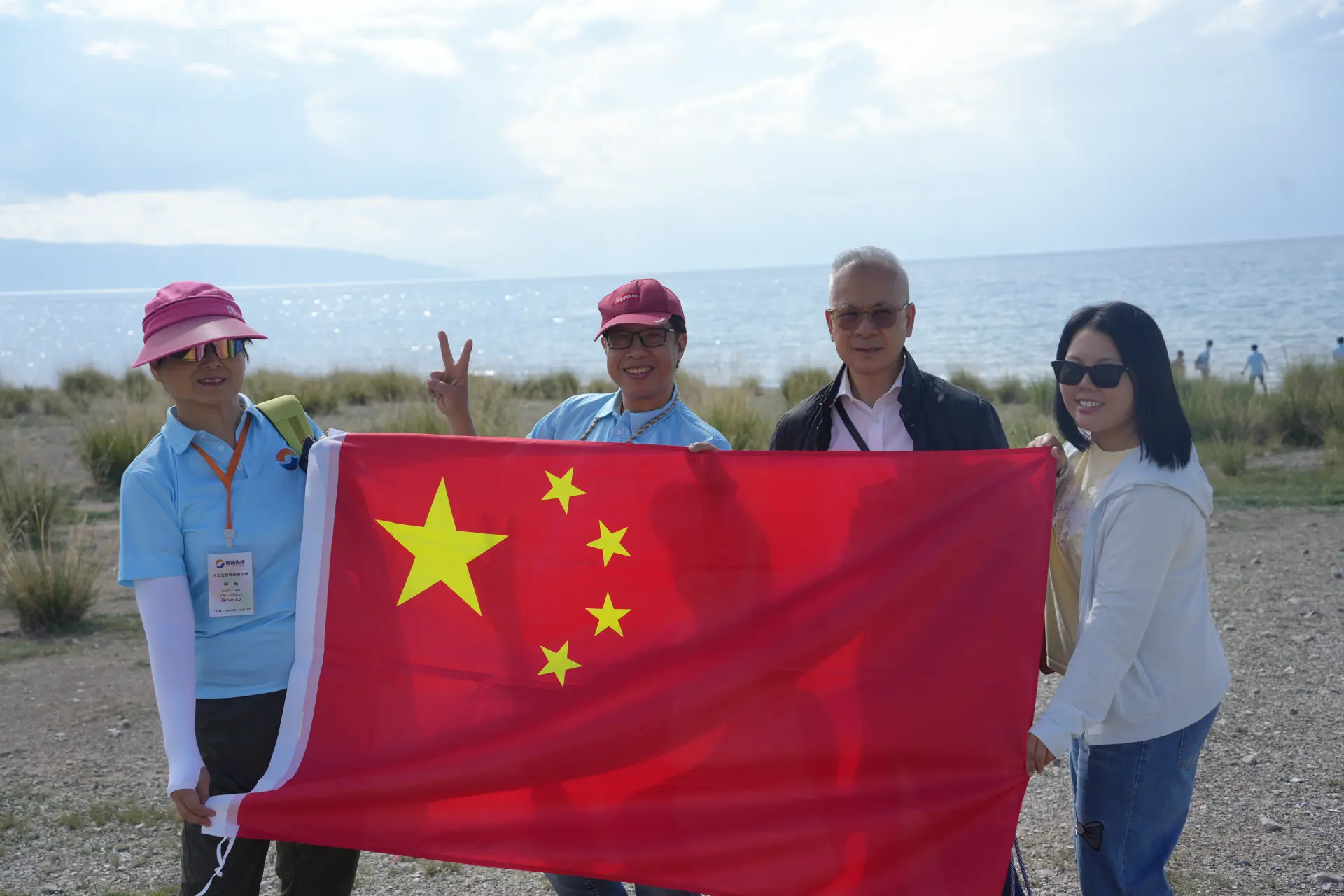 團長李鏡波先生（右二）、陳鳳翔博士（左二）、副團長林苑女士（左一）、洪巧英女士（右一）帶領團員參觀賽里木湖。(圖：陳鳳翔)